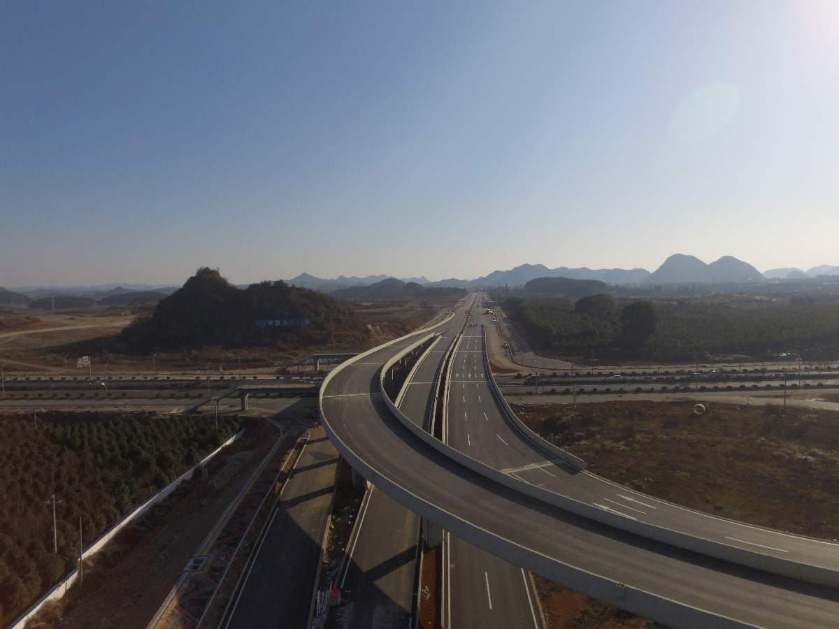 贵安新区高峰大道路面工程(图1)