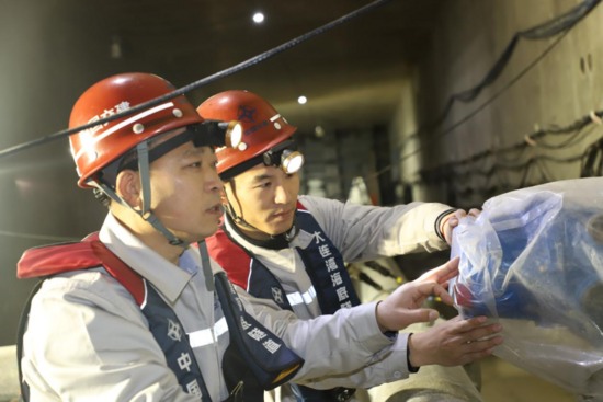 60多万颗螺丝零失误!“中国深海钳工第一人”管延安的“厘米人(图4) 60多万颗螺丝零失误!“中国深海钳工第一人”管延安的“厘米人(图4)