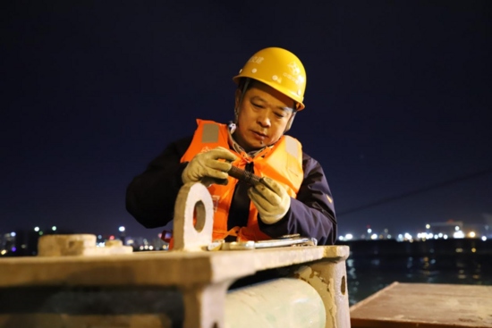 60多万颗螺丝零失误!“中国深海钳工第一人”管延安的“厘米人(图5) 60多万颗螺丝零失误!“中国深海钳工第一人”管延安的“厘米人(图5)