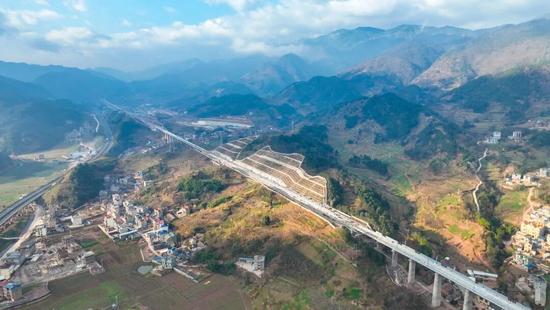 贯通16460米“华山松”!云南首条时速350公里高铁实现新(图3) 贯通16460米“华山松”!云南首条时速350公里高铁实现新(图3)