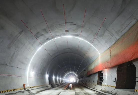 贯通16460米“华山松”!云南首条时速350公里高铁实现新(图4) 贯通16460米“华山松”!云南首条时速350公里高铁实现新(图4)