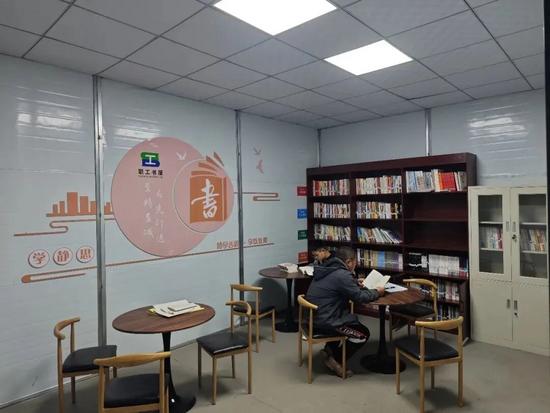 书香满工地 文明谱新篇——天陇铁路Ⅱ标二分部职工书屋获评市级(图4)
