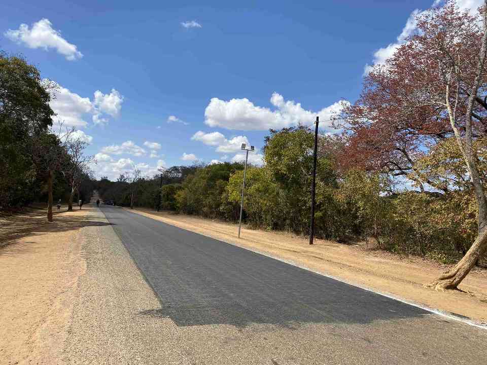 赞比亚微表施工第一铺，薄层养护工艺走向非洲！(图2)