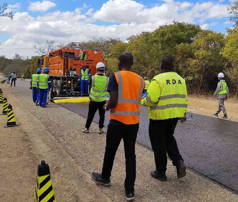 赞比亚微表施工第一铺，薄层养护工艺走向非洲！(图3)