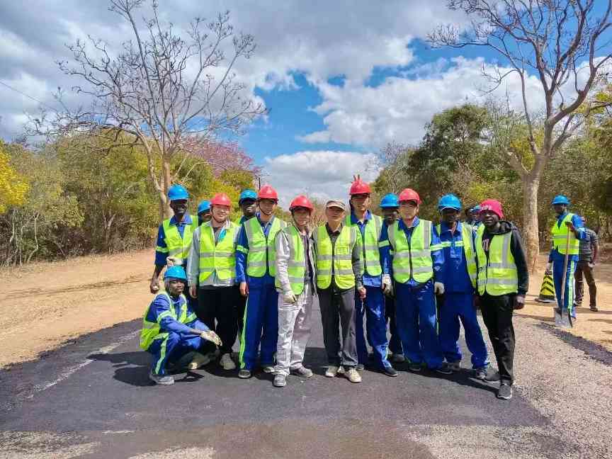 赞比亚微表施工第一铺，薄层养护工艺走向非洲！