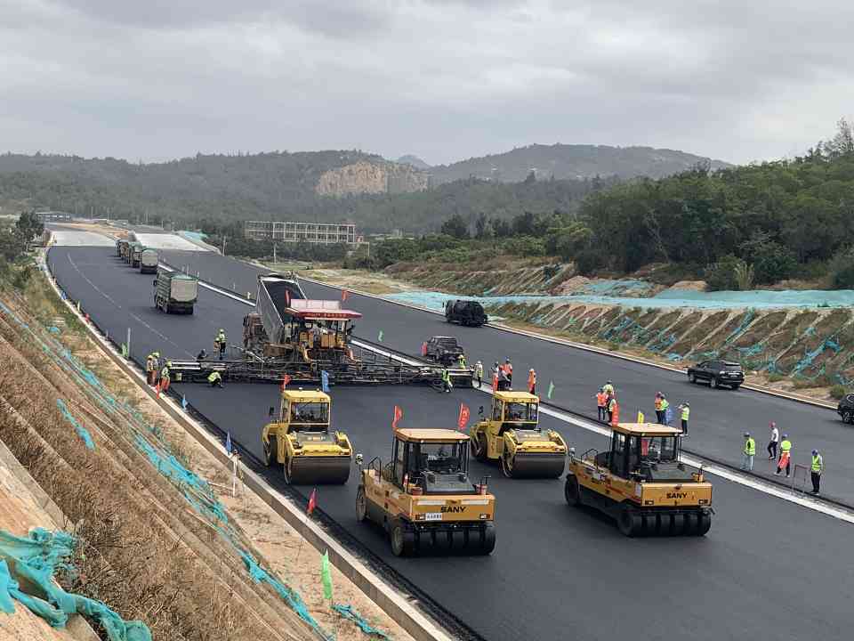 翔安机场高速公路项目AC-20C试验段顺利摊铺(图1)