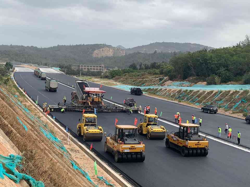 翔安机场高速公路项目AC-20C试验段顺利摊铺