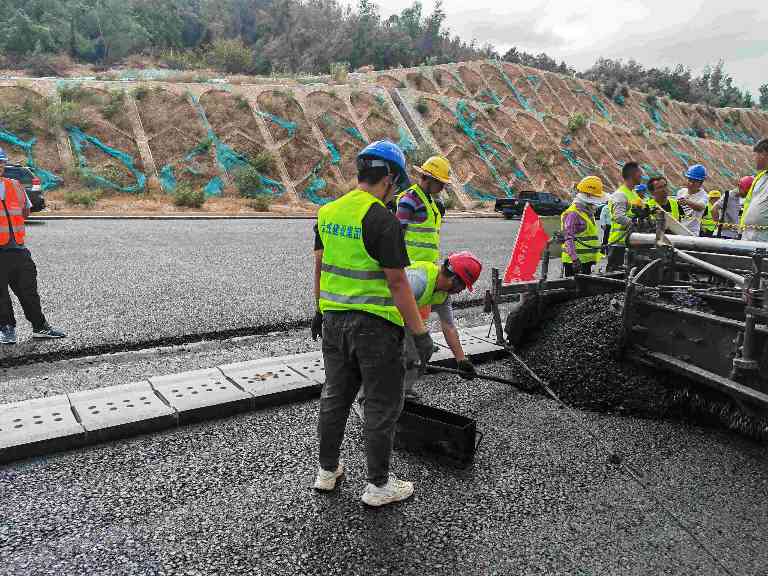 翔安机场高速公路项目AC-20C试验段顺利摊铺(图6)