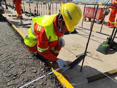 翔安机场高速路面合同段水泥稳定碎石底基层试验段顺利摊铺(图5)