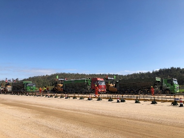 翔安机场高速路面合同段水泥稳定碎石底基层试验段顺利摊铺(图6)