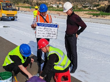 翔安机场高速路面合同段水泥稳定碎石底基层试验段顺利摊铺(图8)