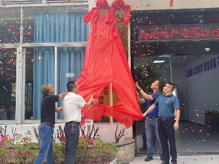海沧疏港通道与芦澳路（马青路—翁角路段）沥青路面及剩余附属工程项目经理部举行揭牌仪式(图1)