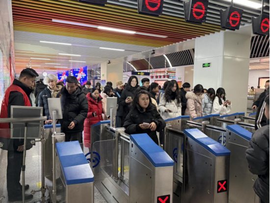 元旦护航丨百万客流下的温暖坚守(图2) 元旦护航丨百万客流下的温暖坚守(图2)